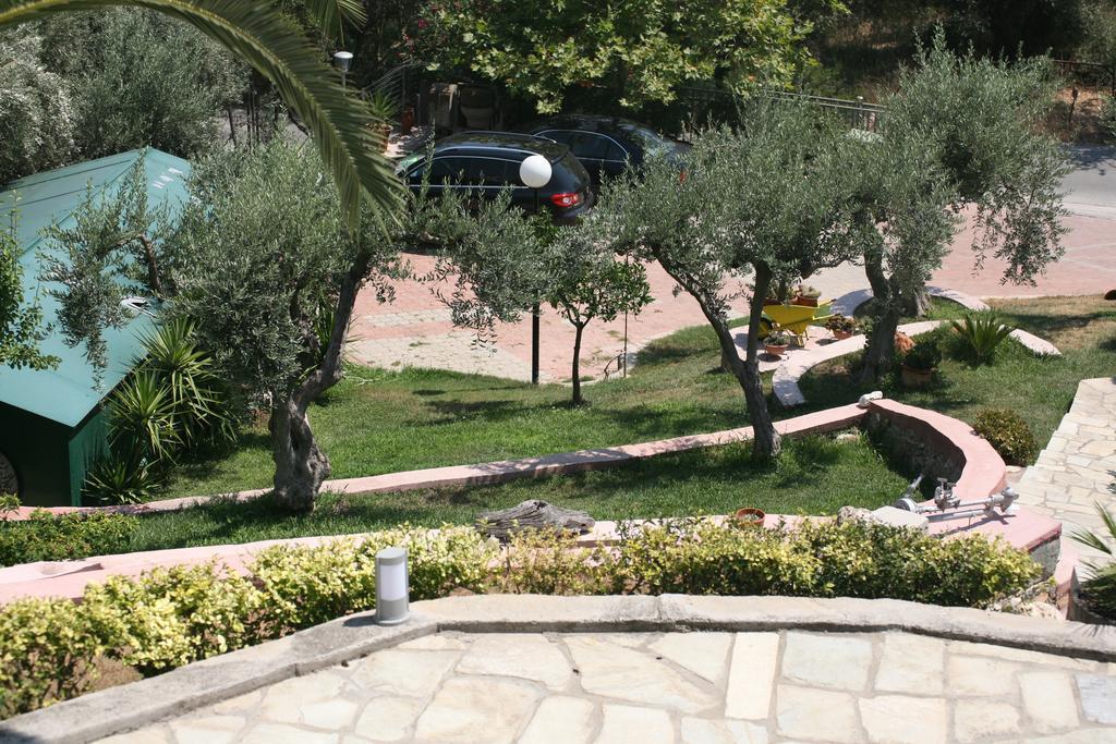 Aigli Apartments Néa Ankhíalos Buitenkant foto